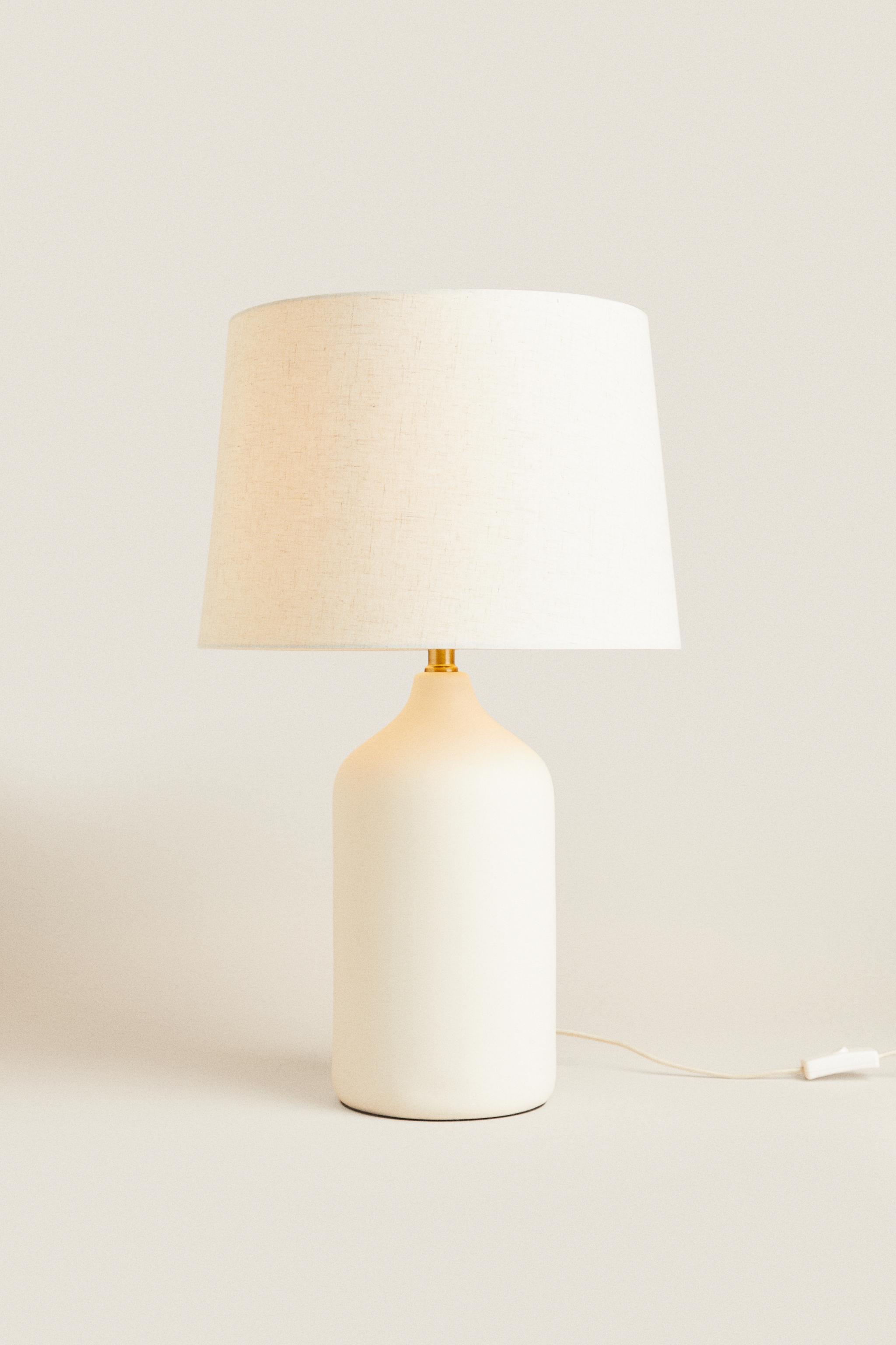 WHITE TABLE LAMP WITH A CERAMIC BASE